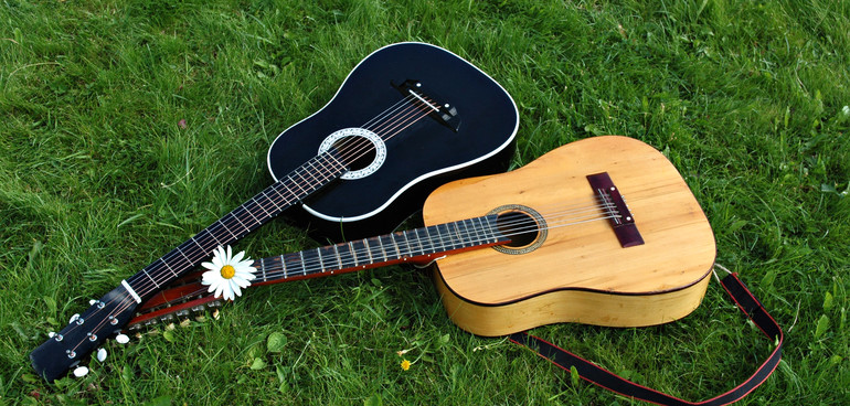 Gitarrer på gräsmatta