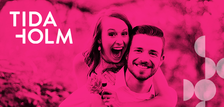 En bild tonad i rosa med en glad man och kvinna, platsvarumärket för Tidaholm samt ett grafiskt mönster.