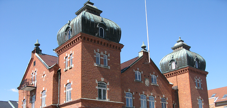 Framsidan av Tingshuset med sina kopparkupoler