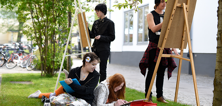 Elever på estetiska programmet målar utomhus
