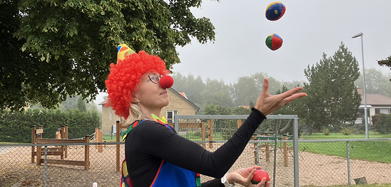 Clown som jonglerar