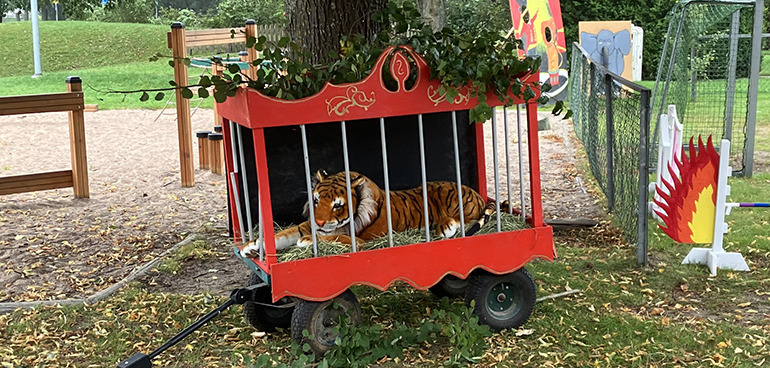 Bild på en tiger i en bur